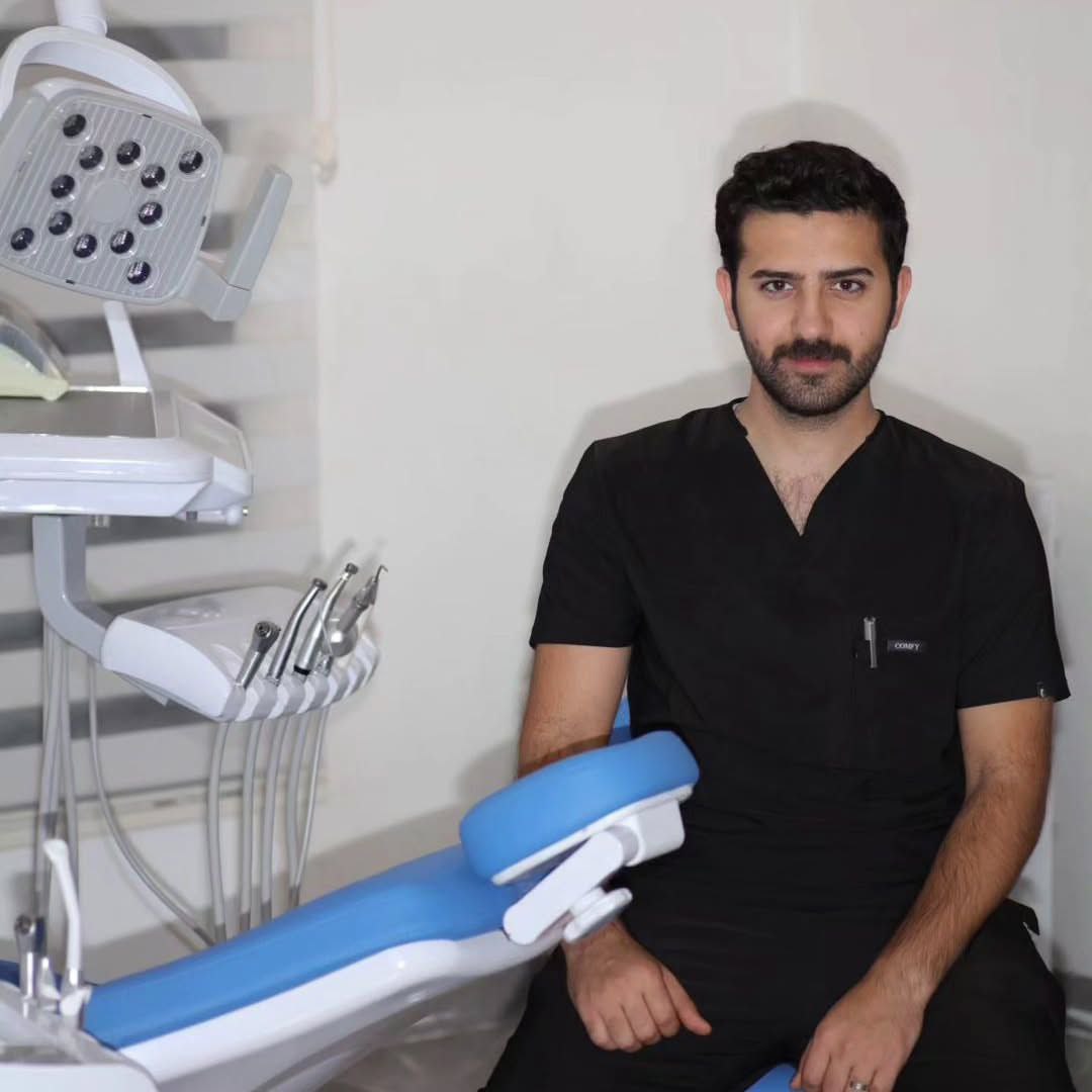 الدكتور قيصر صلاح الدين في العيادة